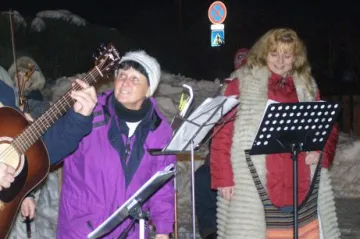 Zpívání u vánočního stromu v Lánově