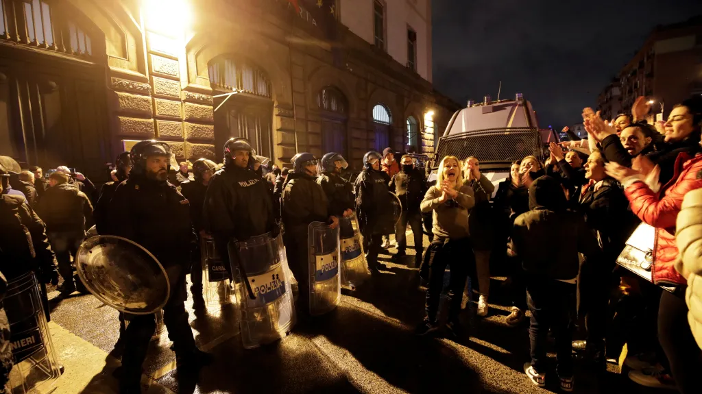 Policisté stráží neapolskou věznici, u které se shromáždili příbuzní vězňů