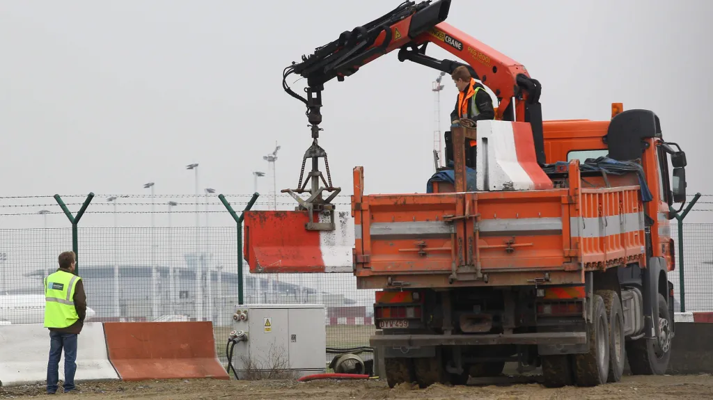 Na bruselském letišti se po loupeži přidávají bariéry