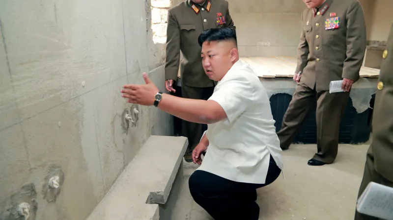 Kim Čong-un kouká na zeď