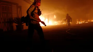 S požáry v Kalifornii bojuje velké množství hasičů
