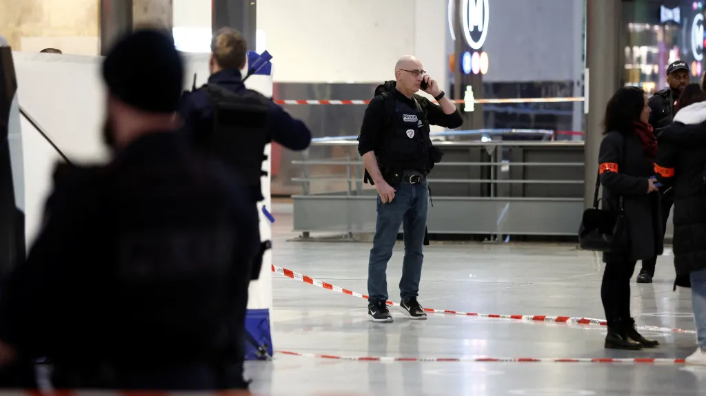 Policisté zabezpečují místo, kde útočník zranil několik lidí