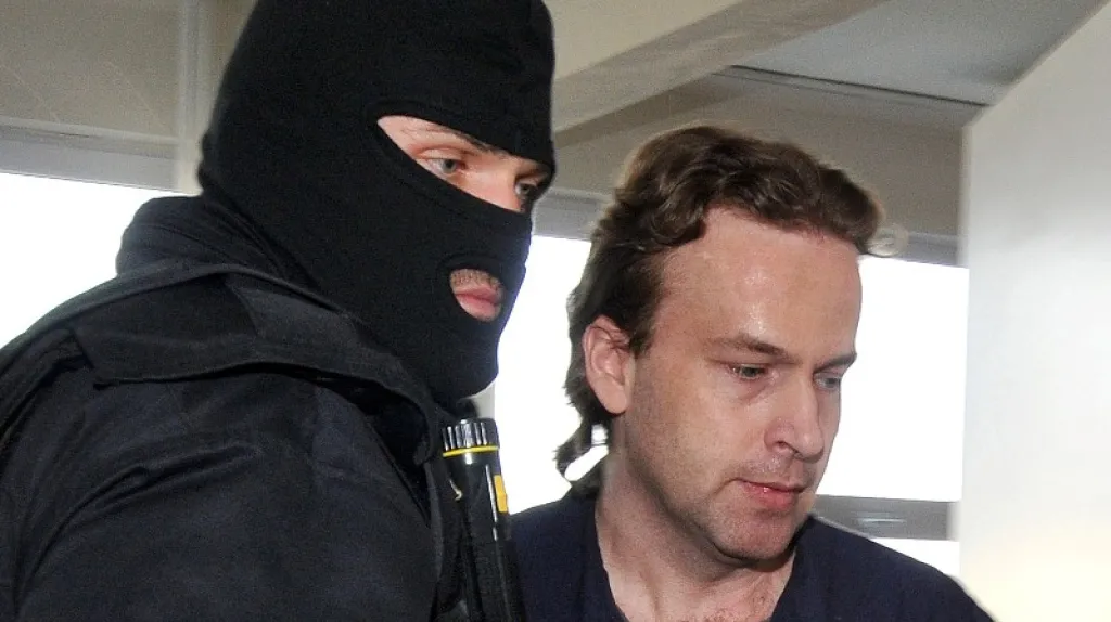 Petr Zelenka s maskovanou eskortou