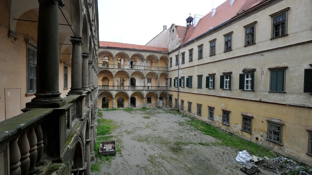 Chátrající zámek v Moravském Krumlově