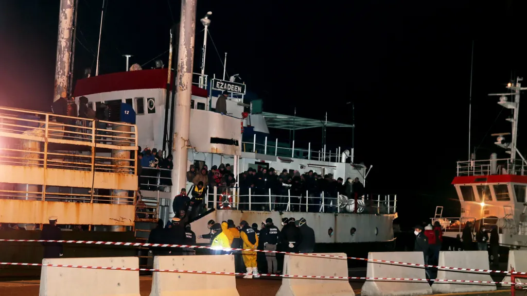 Loď Ezadeen se 450 uprchlíky dorazila do přístavu Corigliano