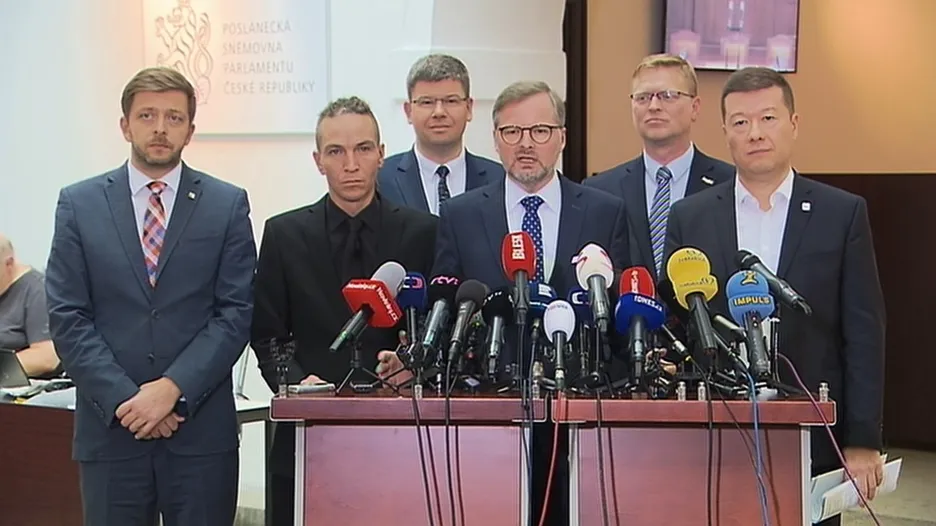 Šest opozičních stran podalo návrh na vyslovení nedůvěry vládě