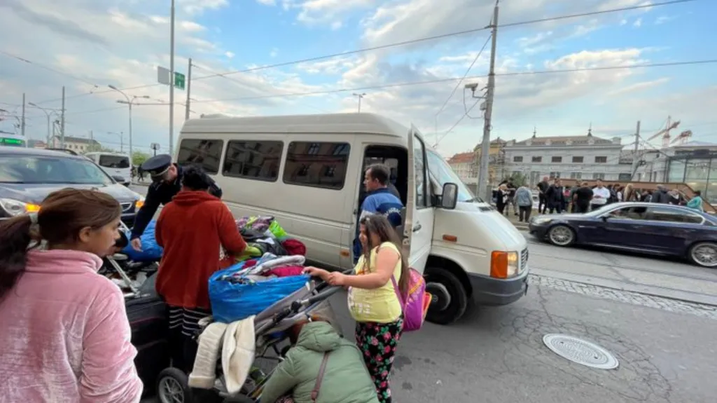 Romští uprchlíci u hlavního nádraží v Brně
