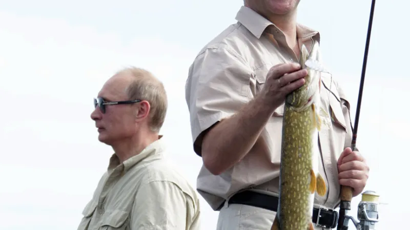 Medveděv ukazuje kapitální štiku, Putin se musí snažit dál