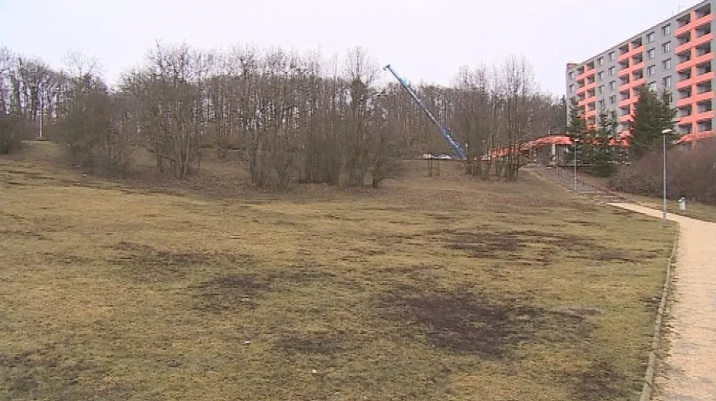 Ustoupí stromy stavbě?