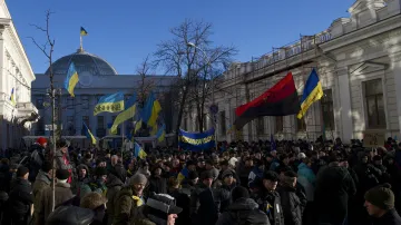 Demonstranti před sídlem parlamentu v Kyjevě