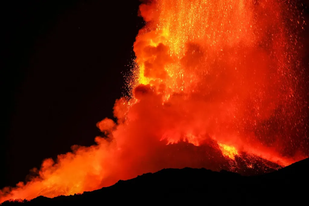 Neklidná Etna dál chrlí potoky lávy. Rudá záře je v noci vidět i desítky kilometrů daleko