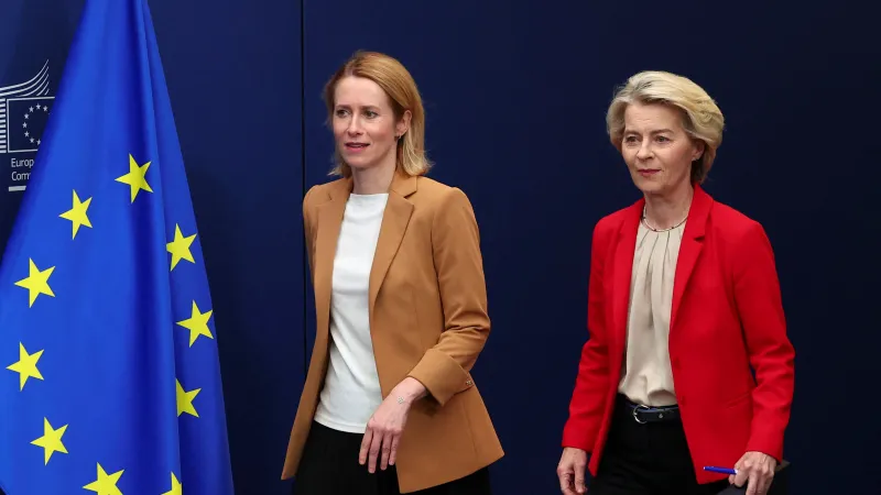 Předsedkyně evropské komise Ursula von der Leyenová a vysoká představitelka EU pro zahraniční a bezpečnostní politiku Kaja Kallasová po tiskové konferenci o osmnáctém sankčním balíčku proti Rusku, 10. 7. 2025