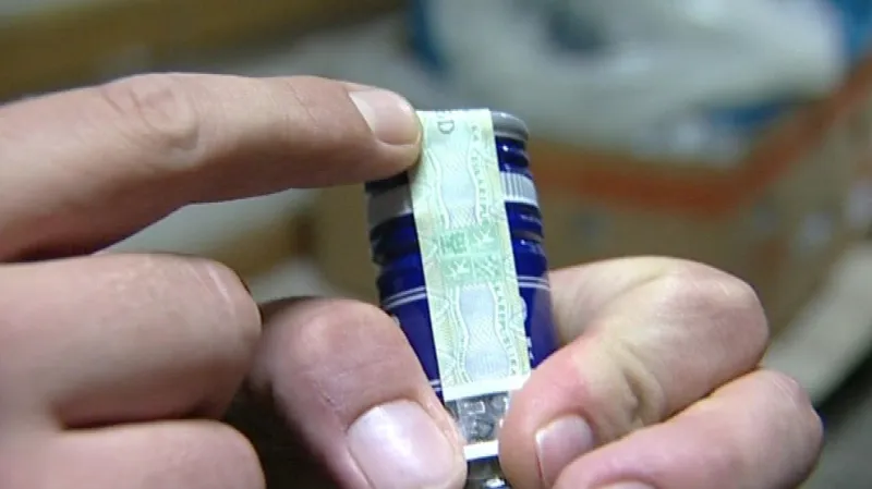 Celníci kontrolují číslo kolku i jeho umístění na láhvi