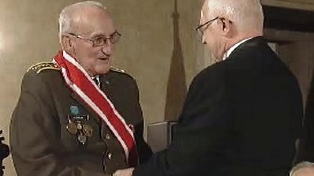 Prezident Klaus vyznamenává plukovníka Zenáhlíka