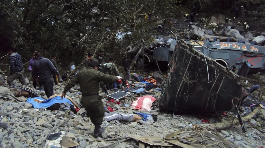 Policisté a záchranáři pátrají po obětech nehody