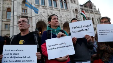 Prostesty před maďarským parlamentem proti zákonu o bezdomovectví