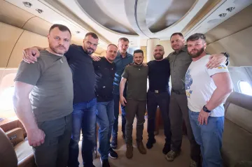 Zelenskyj odvezl ze zajetí velitele obránců Azovstalu. Českým speciálem 