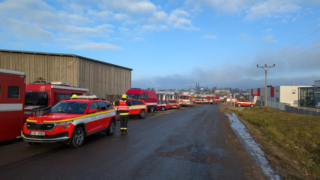 Hasiči v noci na 22. listopadu 2025 likvidovali rozsáhlý požár skladovací haly v ulici Dráby ve Vysokém Mýtě.
