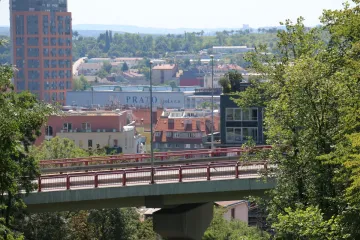Na Vysočanské estakádě je další díra, autobusy musí jinudy