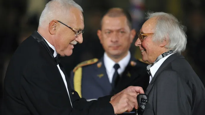 Jaroslav Šerých přebírá medaili Za zásluhy II. stupně od prezidenta Václava Klause (2008)