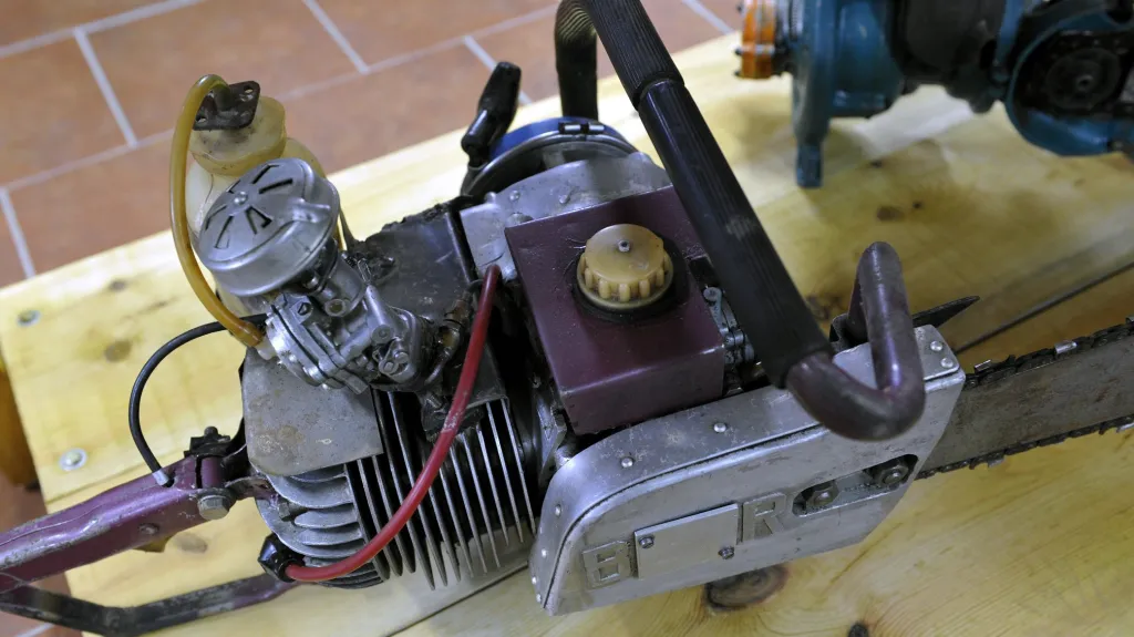 Muzeum v Kolovči - podomácku vyrobená motorová pila