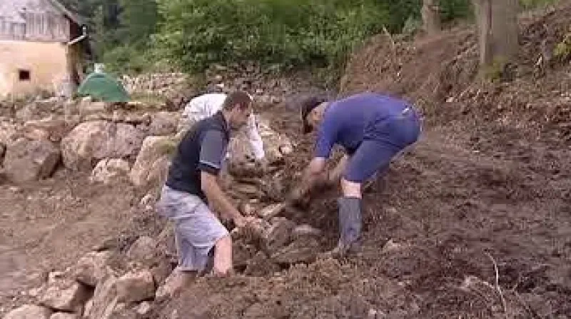 Občanské sdružení s desítkou dobrovolníků rekonstruuje obecní rybník v Orlovicích na Šumavě.