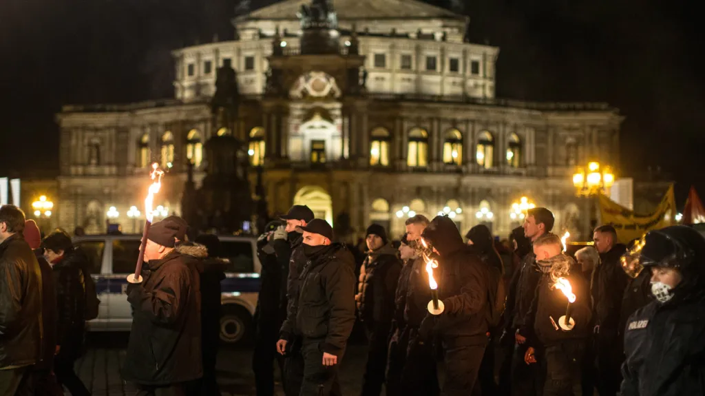 Neonacisté před Semperovou operou v Drážďanech