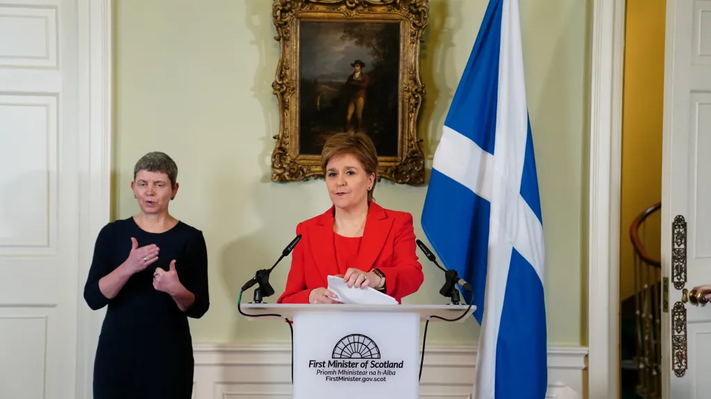 Nicola Sturgeonová oznamuje rezignaci