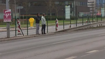 Lidé v Heršpické ulici přebíhají čtyřproudou silnici