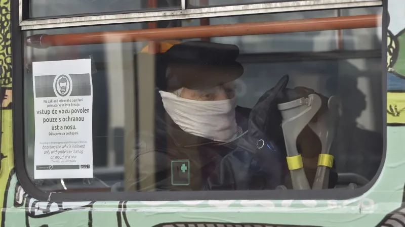 Cestující v brněnské tramvaji