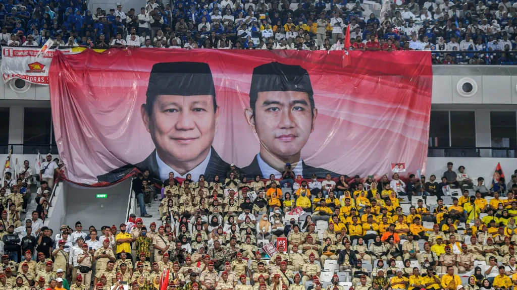 Příznivci favorita indonéských voleb, kterým je ministr obrany Prabowo Subianto