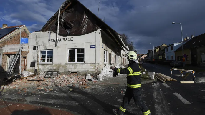Poškozená střecha restaurace v Kladně