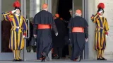 Kardinálové přichází na kongregaci