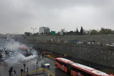 Blokády silnic a první úmrtí. Íránci v mnoha městech protestují proti zdražení benzinu