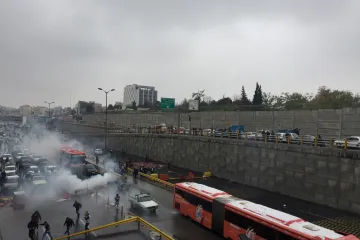 Blokády silnic a první úmrtí. Íránci v mnoha městech protestují proti zdražení benzinu