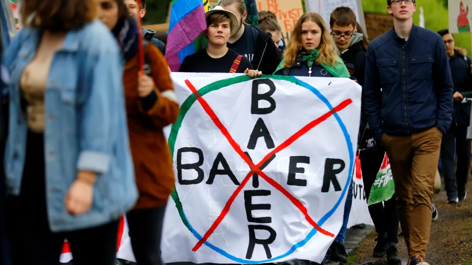 Proti Bayeru protestují tisíce aktivistů i bývalých zaměstnanců