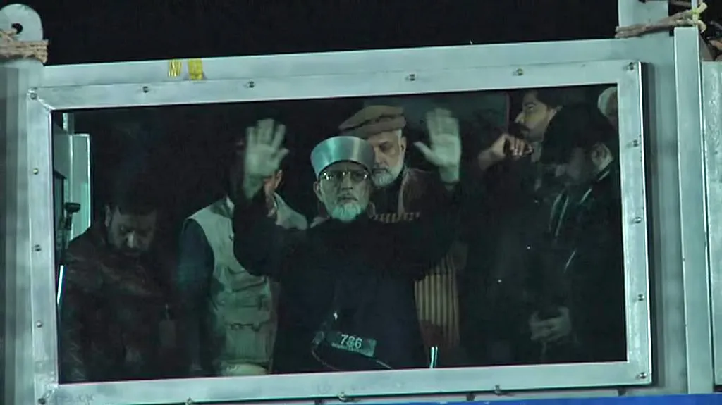 Muhammad Tahir Kadrí za neprůstřelným sklem