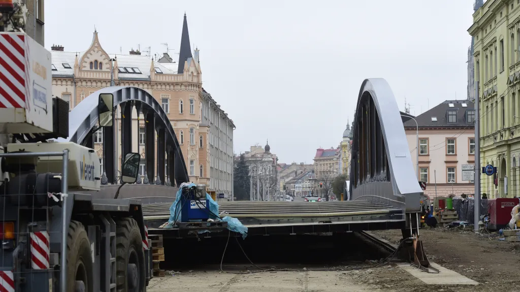 Instalace nového mostu v Olomouci