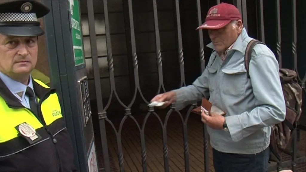 Při pondělní kontrole zaplatil pokutu pouze jeden muž