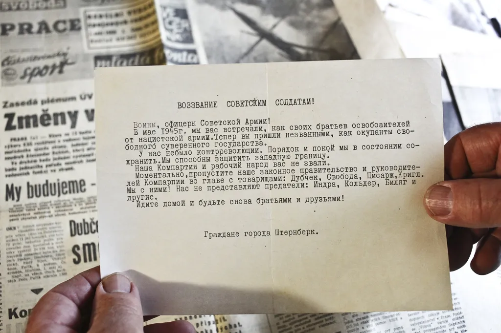 Pár dní po 21. srpnu, v době sjednoceného tisku a dobové propagandy na stránkách Rudého Práva, šířil mezi ruské vojáky v azbuce psané letáky: „Zachvatniki, idite domoj!“ Slovu okupant soldát nerozuměl.
