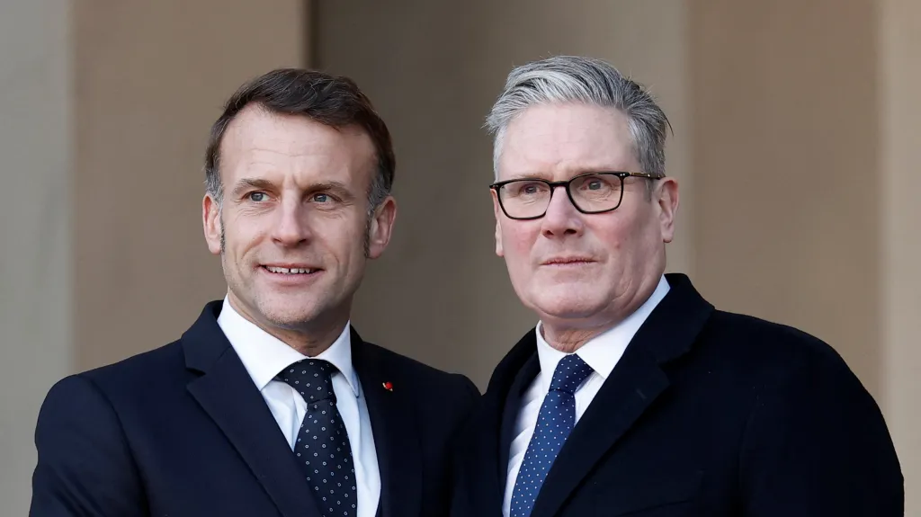 Francouzský prezident Emmanuel Macron (vlevo) a britský premiér Keir Starmer na snímku z 6. ledna 2026