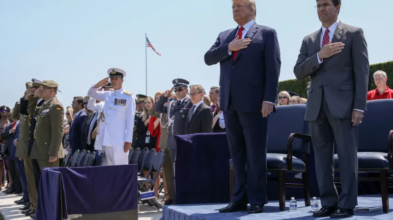 Donald Trump při nástupu nového ministra obrany Marka Espera