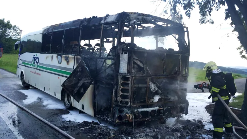 U Zlína shořel autobus