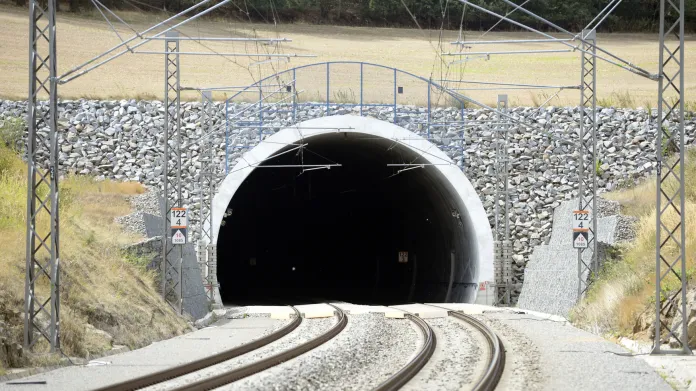 Zahradnický tunel u Olbramovic je jednou z novostaveb na IV. koridoru. Nové tunely vznikly i na III. koridoru, příští rok má být hotový i tunel u Plzně, který má zkrátit cestu z krajského města do Rokycan o deset minut.