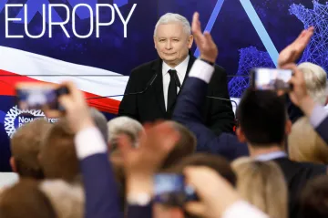 Polsko: Kaczyńského Právo a spravedlnost porazilo sjednocenou opozici