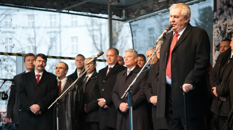 Prezident Miloš Zeman před rozbouřeným davem na pražském Albertově