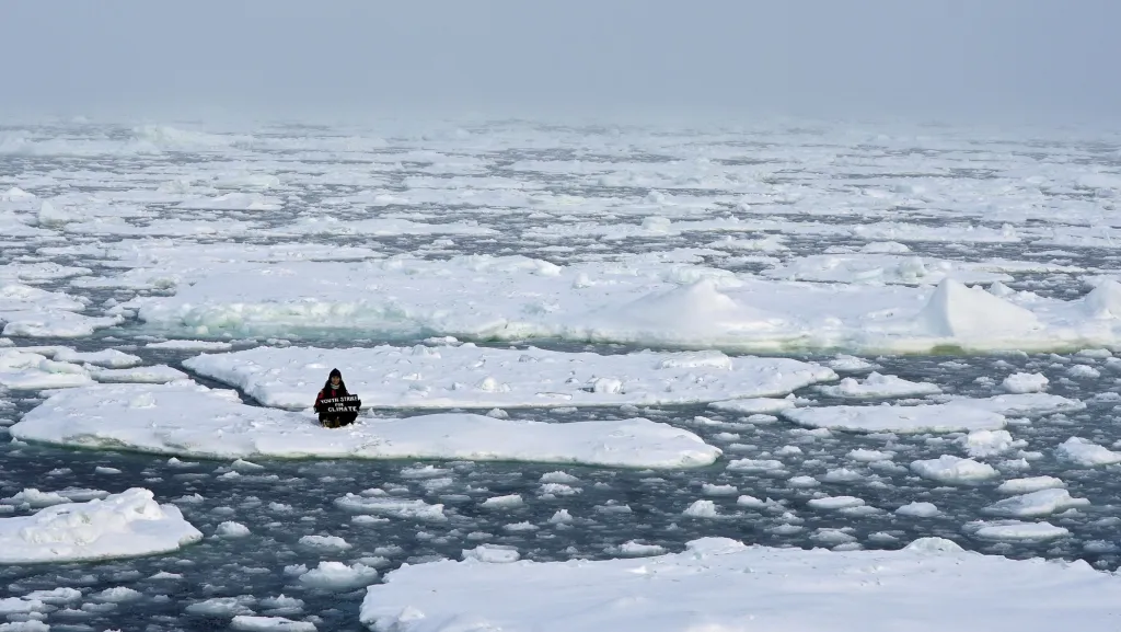 Osmnáctiletá ekologická aktivistka Mya-Rose Craigová drží ceduli s nápisem „mladí stávkují za klima“. Místo, na kterém sedí, je ale trochu netypické. Jde o odlomený kus ledovce, který pluje po hladině uprostřed Severního ledového oceánu. Aktivistka se na místo dostala s lodí organizace Greenpeace, která v oblasti monitoruje tání ledovců
