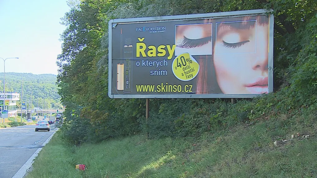 Billboardy mají už týden zmizet od silnic