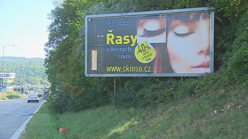 Billboardy mají už týden zmizet od silnic