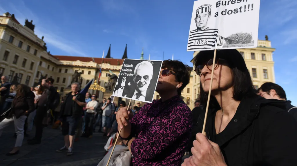 Demonstrace na Hradčanském náměstí